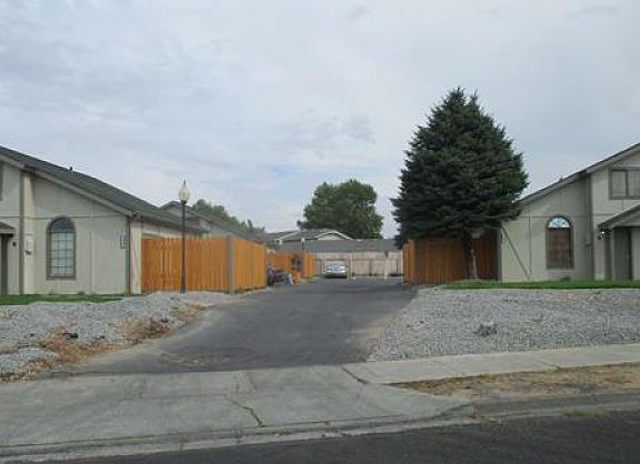 2nd image of 1021 S Juniper Dr APT D
