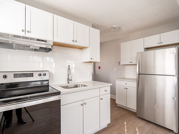 3rd image of 81 Gibson Ave #3