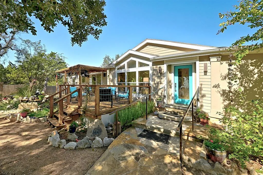 3 bed, 3.5 bath, 2592 sqft, $2,600 — Photo 1