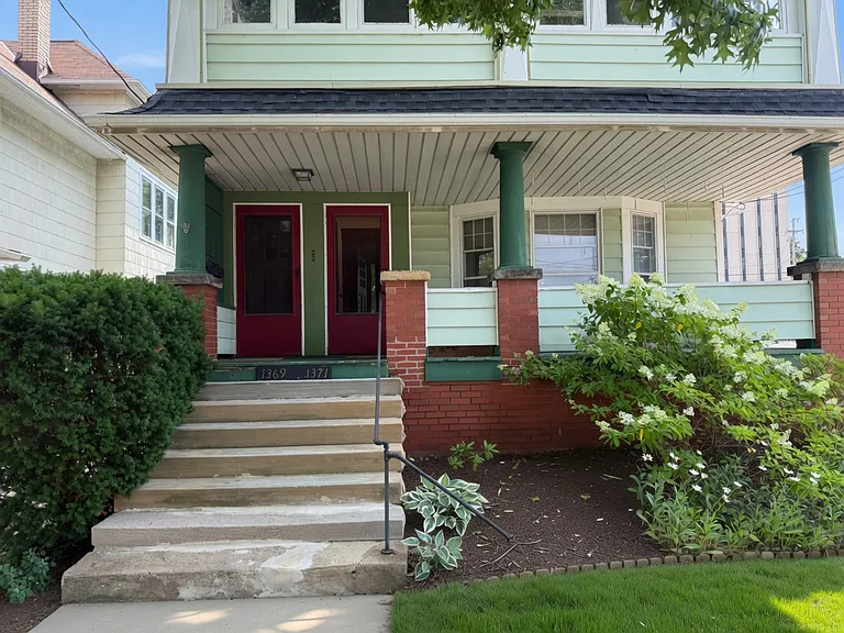 1371 Warren Rd — Photo 1
