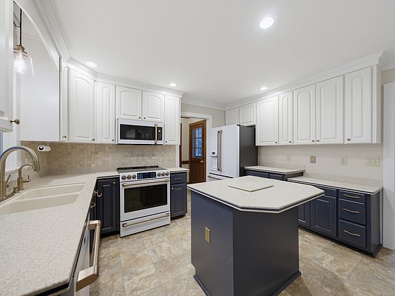 5th image of 8128 Calais Ct