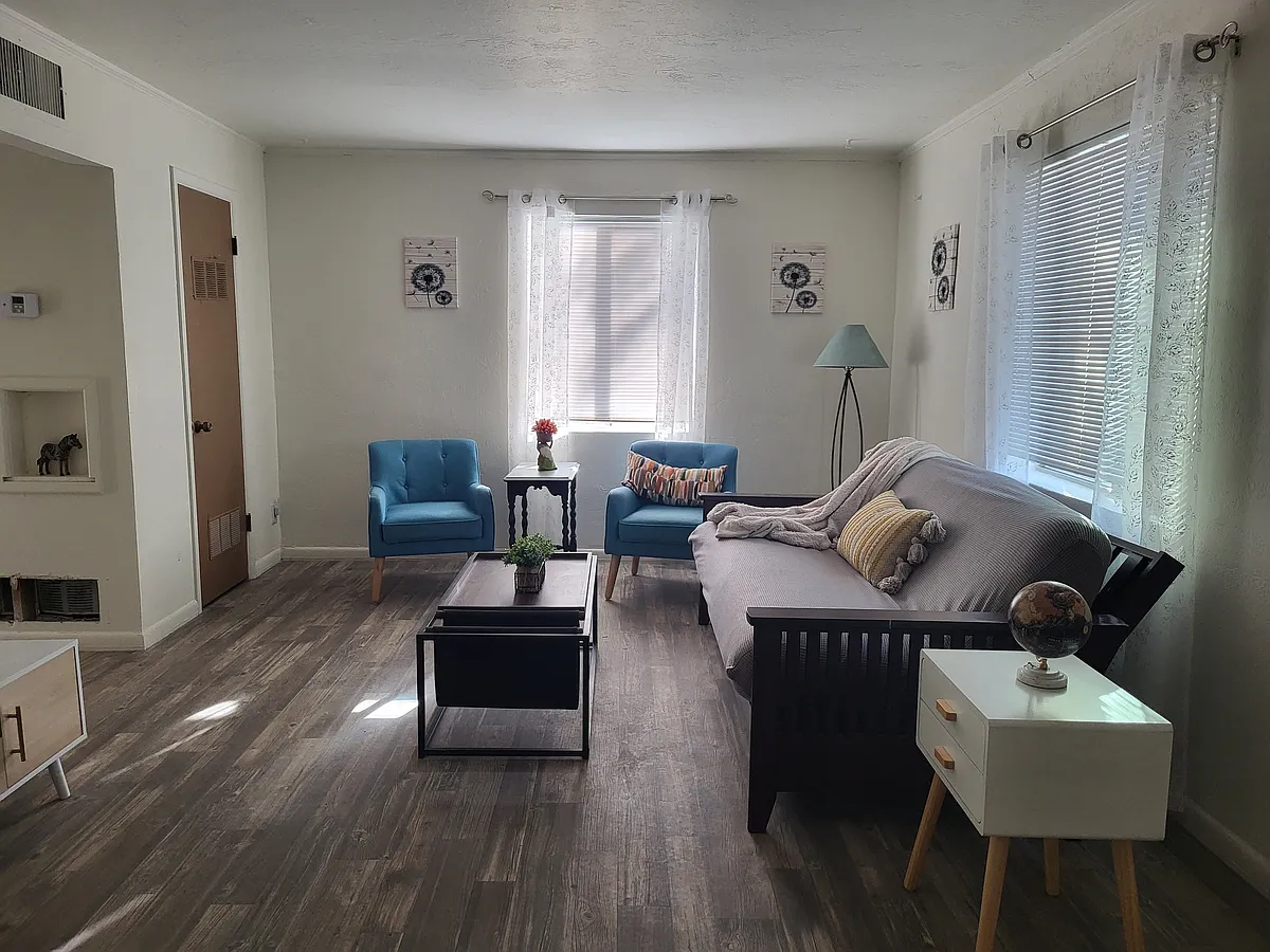 Family Room - 627 E Drachman St