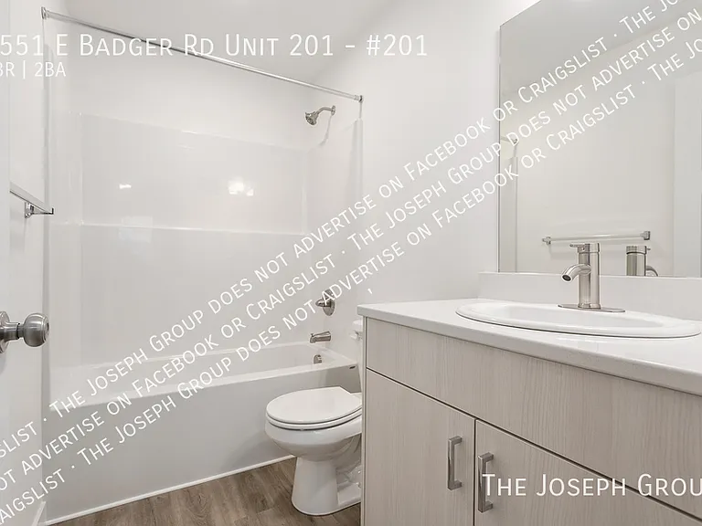Town's Edge Apartments - 1555 E Badger Rd — Photo 21