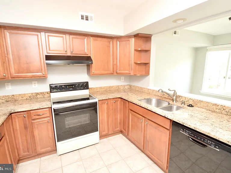 340 Woodlake Dr — Photo 10