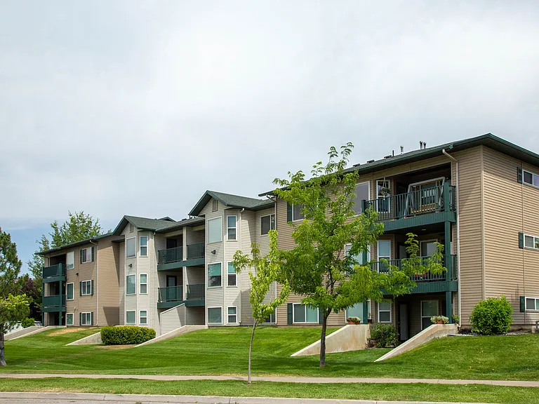 Hanbury Manor Apartments — Photo 1