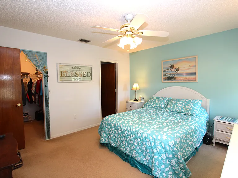 Bedroom 1 - view 2