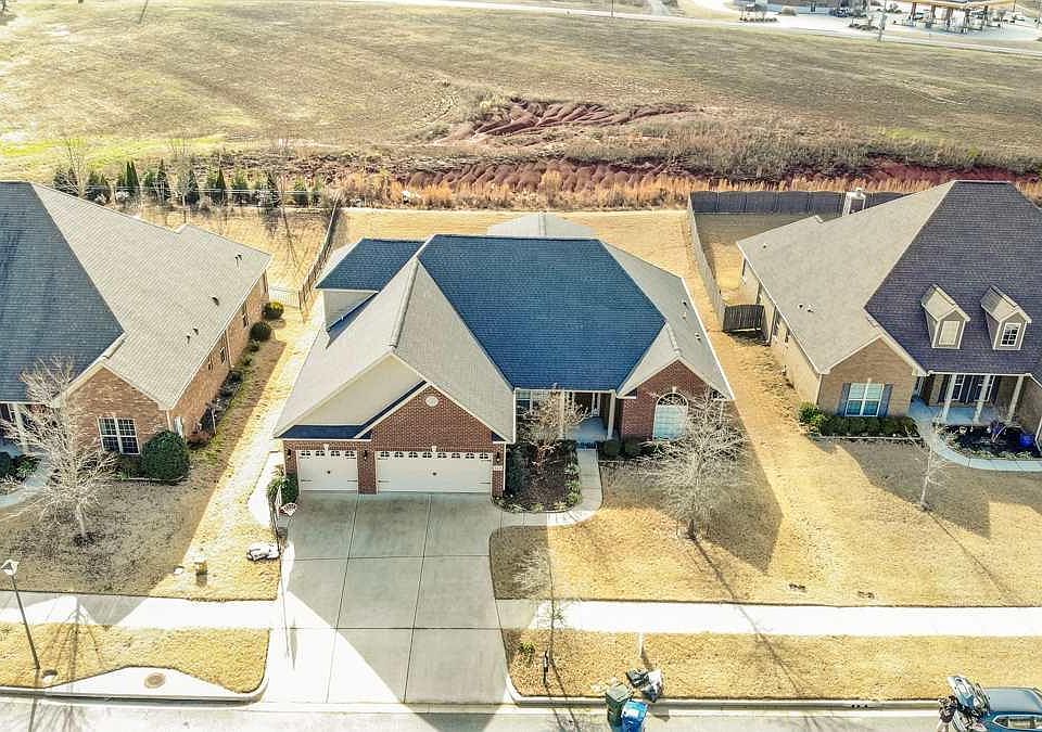 1st image of 121 Greythorne Dr