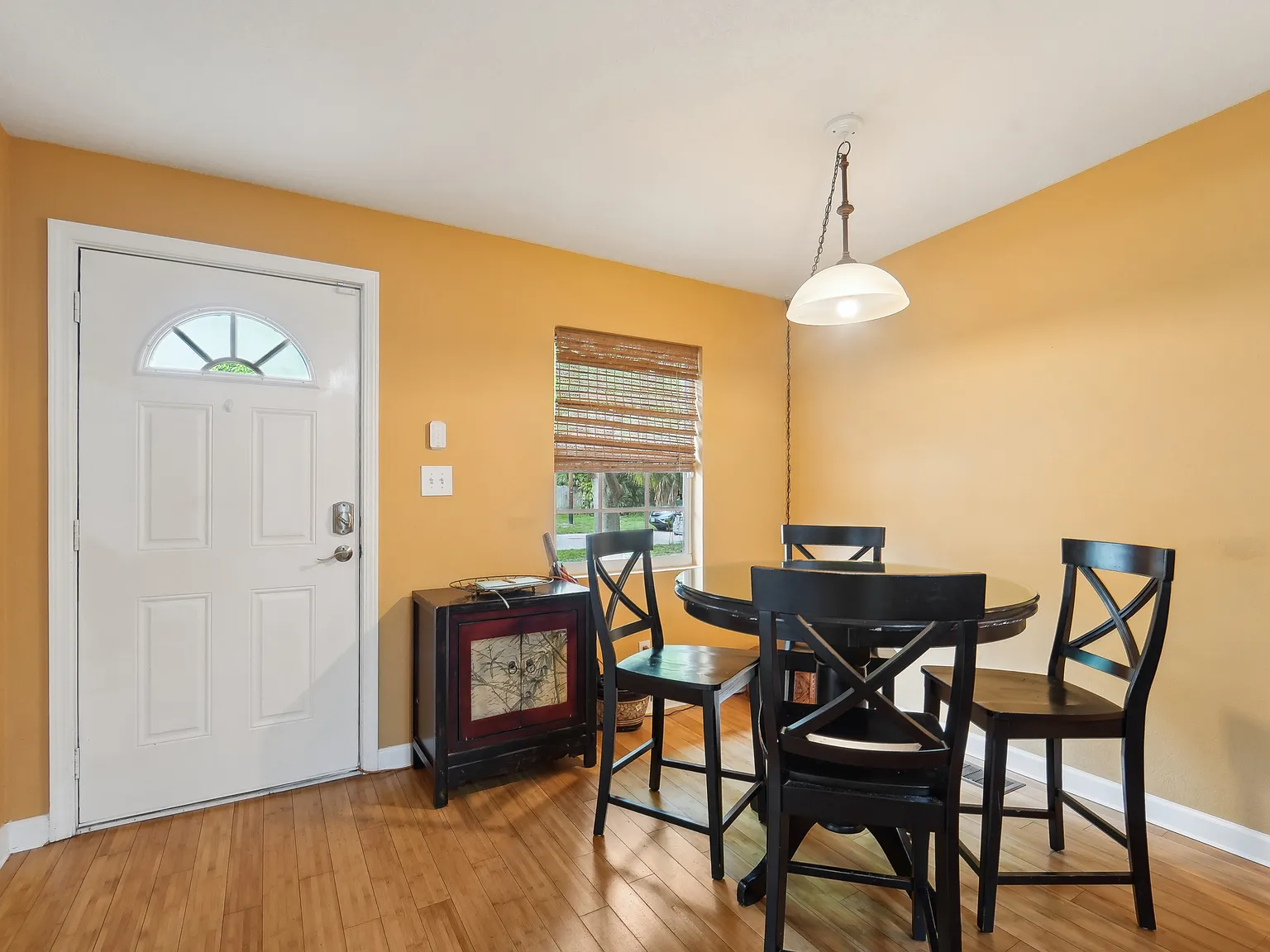 2 bed, 1050 sqft, $1,975 — Photo 4