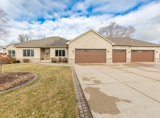 940 Rosewood Cir, Shakopee, MN 55379