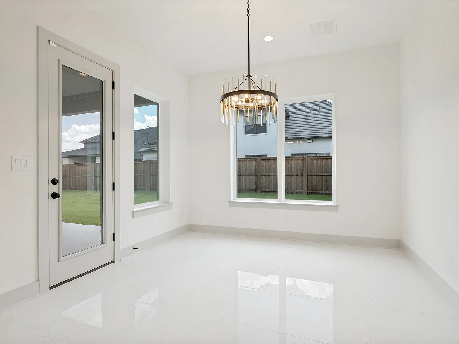 6 bed, 4989 sqft, $5,990 — Photo 4