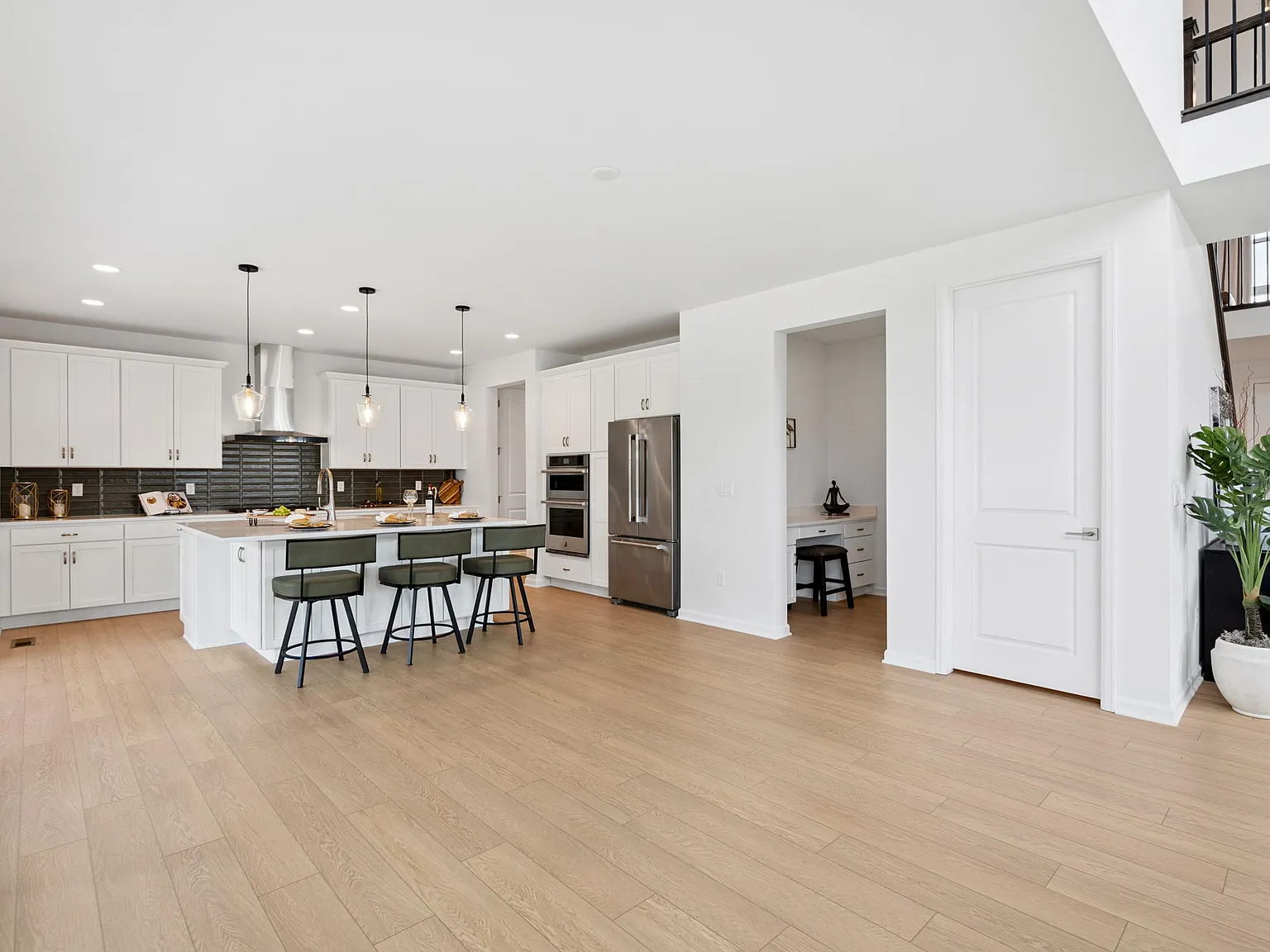 4 bed, 4840 sqft, $4,650 — Photo 4