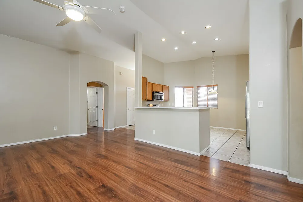 3 bed, 2.0 bath, 1350 sqft, $2,040 — Photo 4