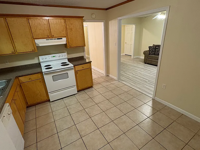 720 Carmen Ct — Photo 5