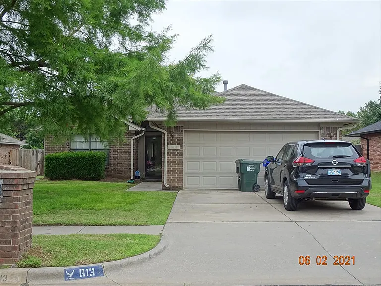 613 Verreaux Dr — Photo 1