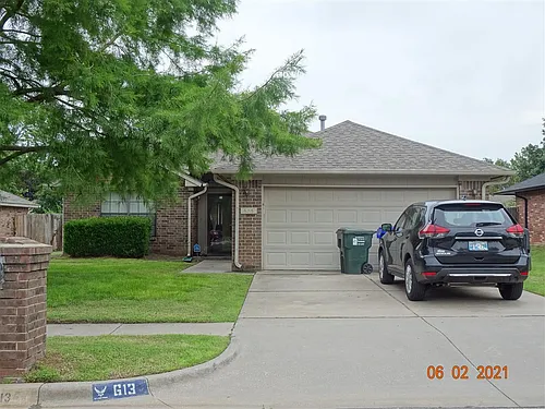 613 Verreaux Dr Photo 1