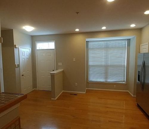 4th image of 420 Amelanchier Ct