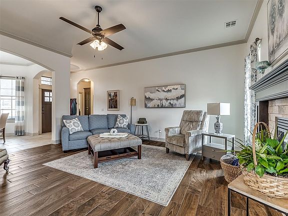 5th image of 909 NW 189th Cir