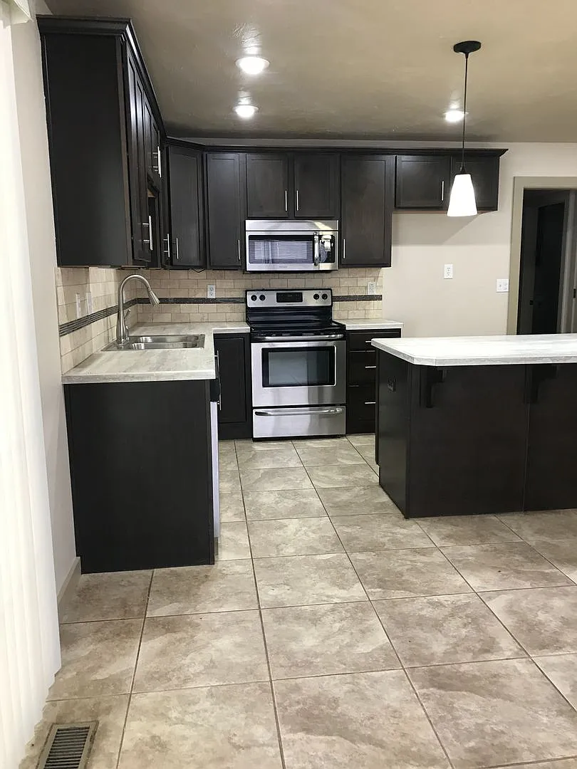 Charming home with attached Garage — Photo 4