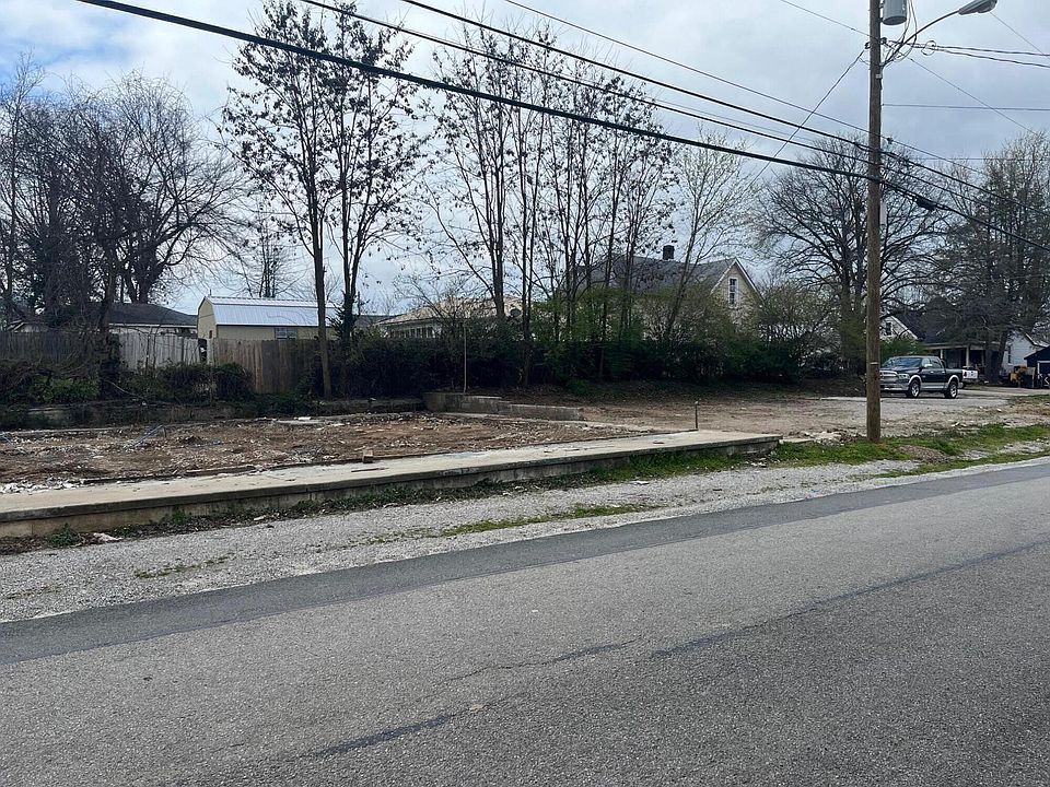 2nd image of 614 N Main St