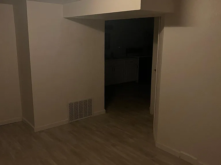 643 Thoma St #B — Photo 11