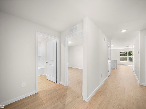 3rd image of 914 SW 33rd Ter