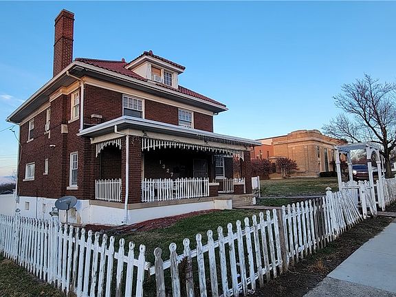 3rd image of 1327 Huffman Ave