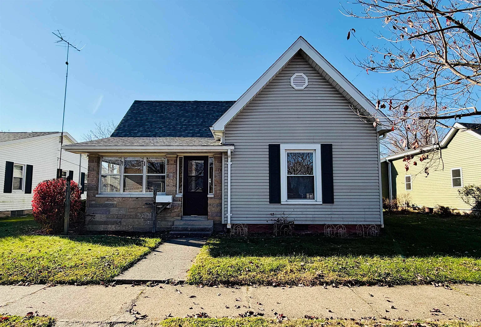 277 N East St photo 1