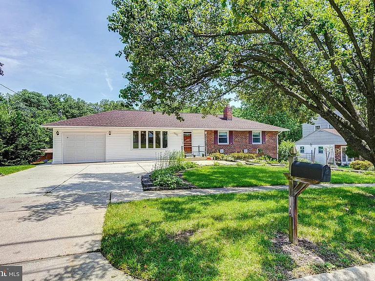2708 Shanandale Dr — Photo 2