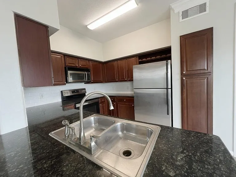 7575 Kirby Dr #2214 — Photo 8