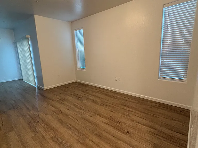 1093 Buena Vista Ln — Photo 1