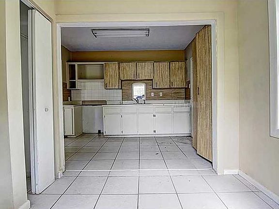 3rd image of 4024 Marguerite St