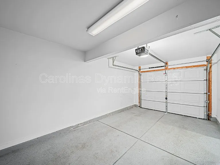 1526 Royal Auburn Ave — Photo 31