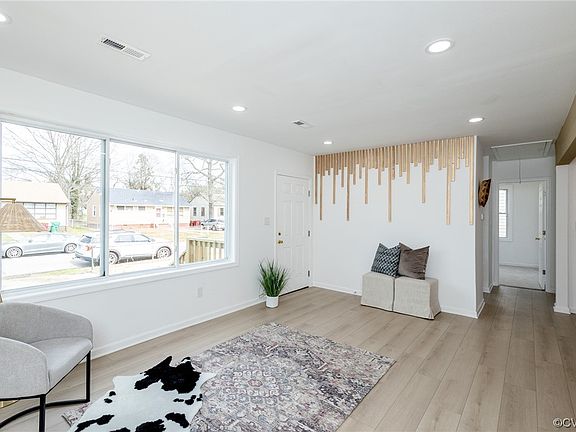 5th image of 2124 N Whitehill Dr