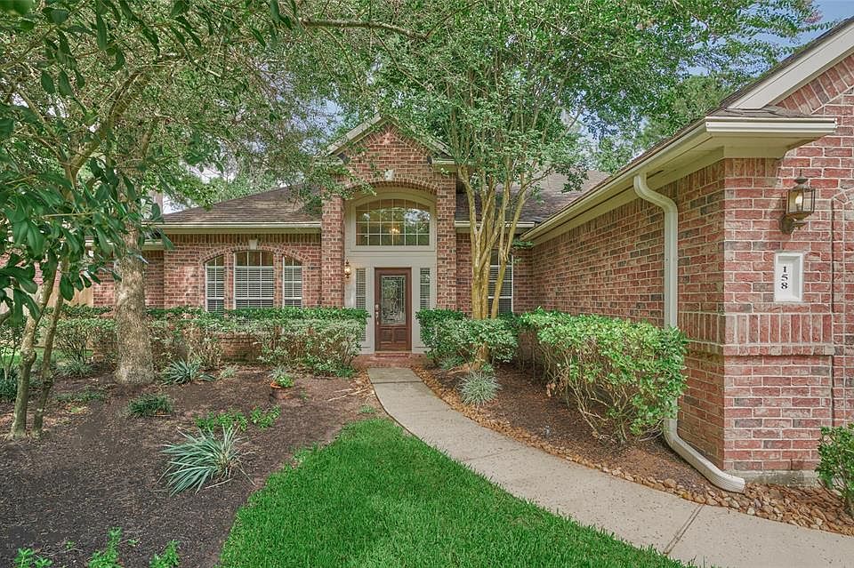 Welcome to 158 W Evangeline Oaks Circle in The Woodlands.
