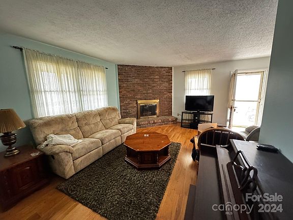 5th image of 36 Pine Ln