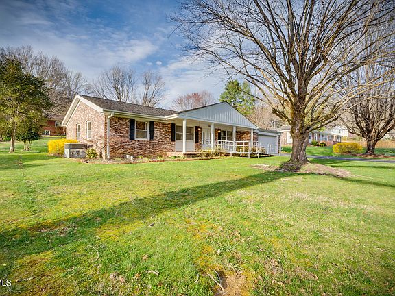 2nd image of 208 Sparkling Brook Dr