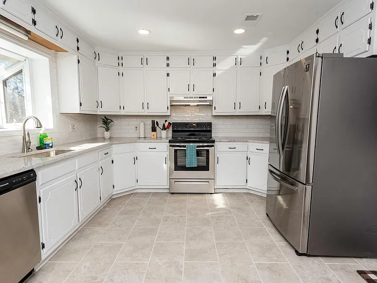 632 Carolyn Ln — Photo 2