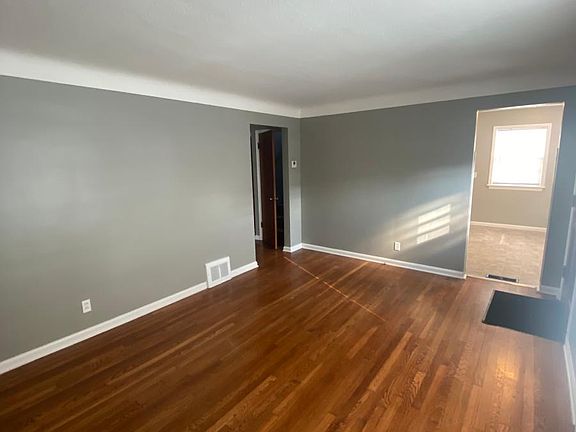 4th image of 11201 Danbury Ave
