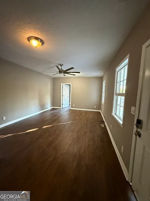 3 bed, 2.0 bath, 1123 sqft, $2,000 — Photo 2