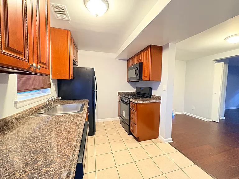 1307 E Madison St — Photo 16