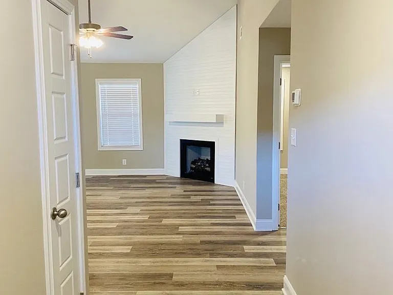 1033 Whitney Dr — Photo 6