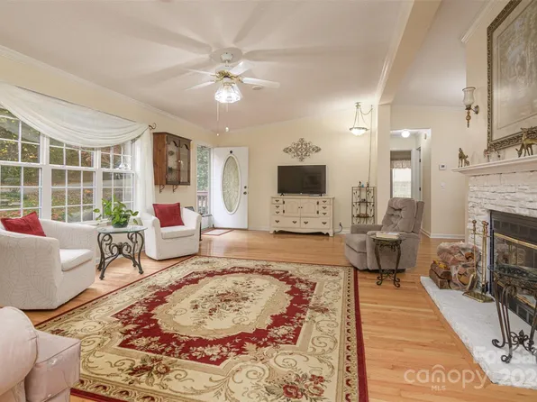 202 Mint Way, Flat Rock, NC 28731