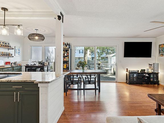 5th image of 990 Harbor Oaks Dr