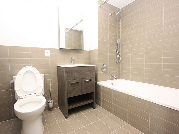 3rd image of 482 Franklin Ave #8D