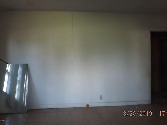 2nd image of 815 Lynn Ave