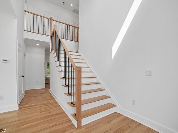 4th image of 29 Spier Dr