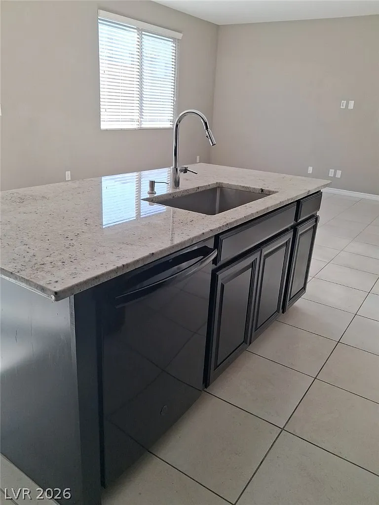 3 bed, 3.0 bath, 2202 sqft, $2,300 — Photo 4
