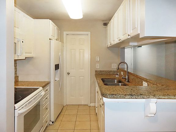 5th image of 1003 Kingswood Dr APT J