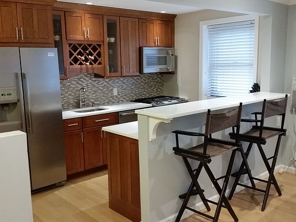 Kitchen & Bar Area