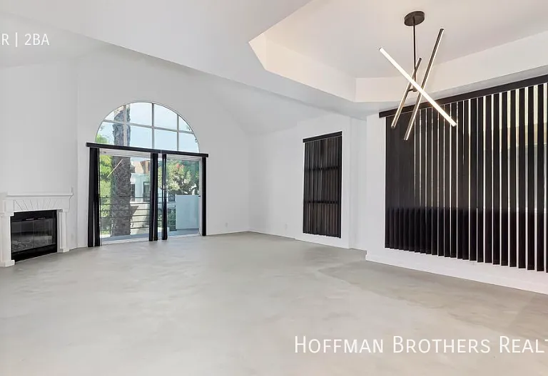 639 Huntley Dr #4 — Photo 1